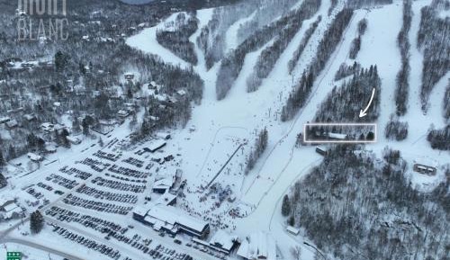 Mid-Mountain Two Bedroom Apartment (108), Ski in and Out