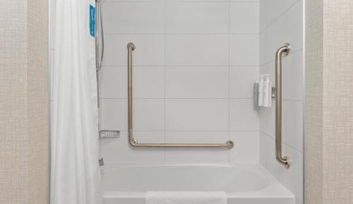 King Room with Bath Tub - Mobility Accessible