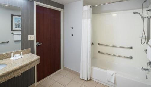 Queen Room with Two Queen Beds and Adapted Tub - Mobility Accessible