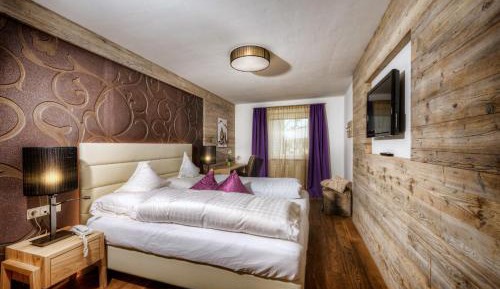 Superior Double Room with Balcony and Mountain View