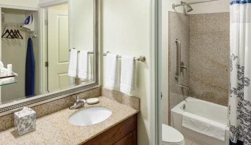 King Studio with Sofa Bed and Adapted Tub - Mobility and Hearing Accessible