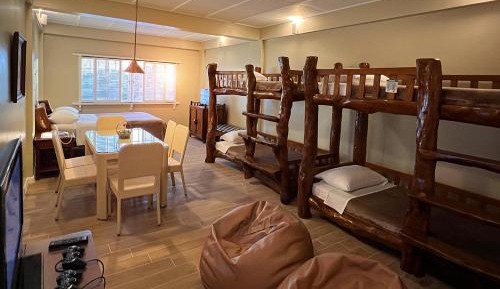 Friends-and-Family Room (Max of 6 People with Breakfast good for 2)