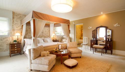 Deluxe Suite with Spa Bath