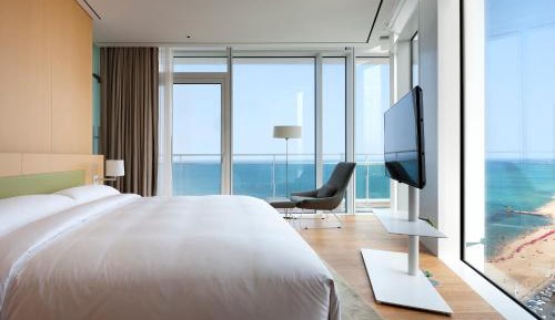 Corner Suite (Swimming pool + Sauna access for 2 person)