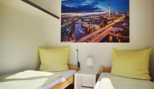 Twin-Bed Cottage with Shared Bathroom