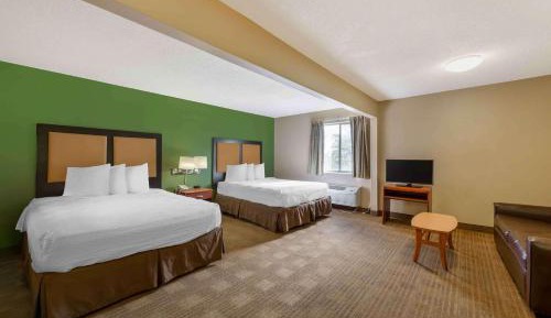 Deluxe Studio with Two Queen Beds - Non-Smoking