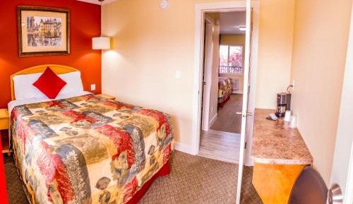Queen Room with Pool View