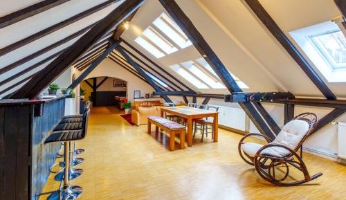 Large Twin Room with Shared Bathroom - 8