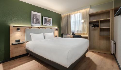 Standard Room - 1 Queen Bed