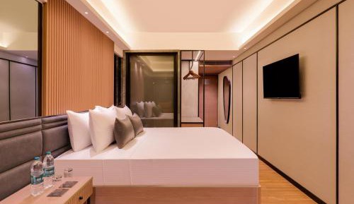  Executive King Room (Complimentary HI tea and 10% discount on Laundry Service)