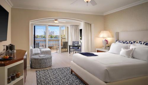 Lake View Junior Suite King and Bacony 