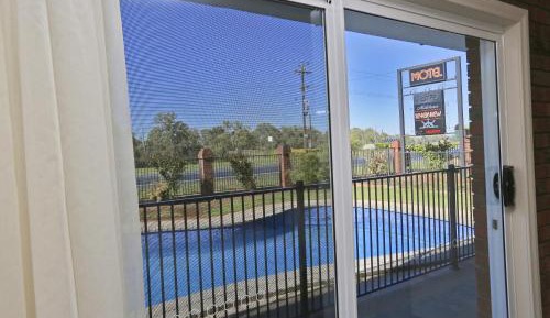 Deluxe Queen Room with No Pets Allowed