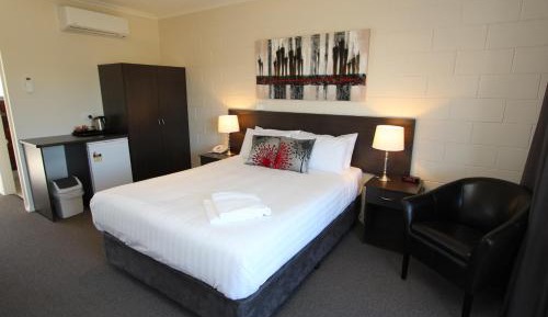 Deluxe Queen with River View with No Pets Allowed