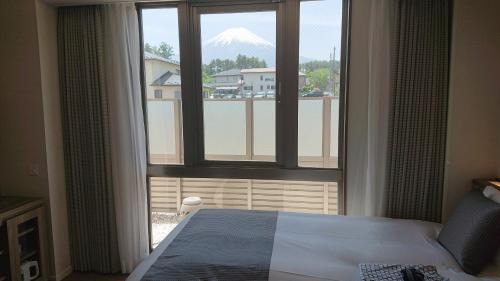 Standard Twin Room with Mountain View