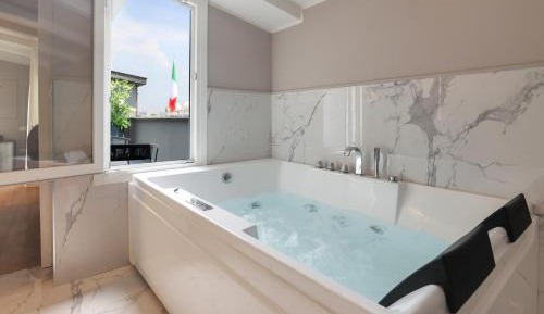 Deluxe Suite with Spa Bath