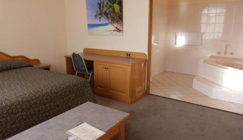 Queen Room with Spa Bath