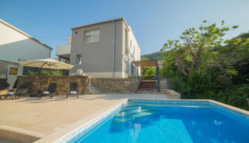Apartment with Pool View 