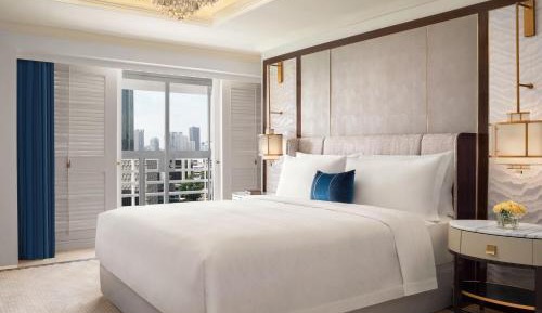 Caroline Astor One-Bedroom King Suite with Balcony