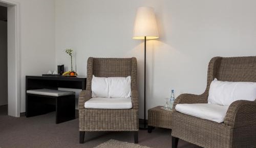 Standard Family Room - Lake View