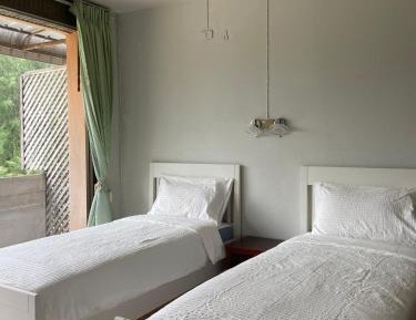 Standard Twin Room with Mountain View