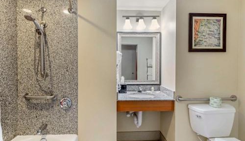 Queen Suite with Two Queen Beds and Accessible Tub - Accessible/Non-Smoking