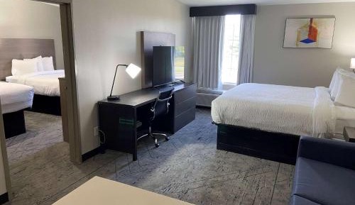 Queen Suite with Two Queen Beds and King Bed - Non-Smoking