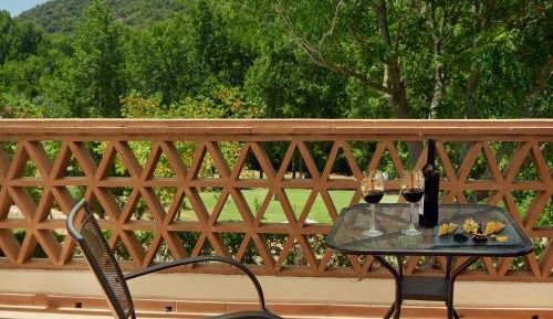Apartment with Mountain View