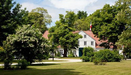 Three-Bedroom Apartment with Lake View