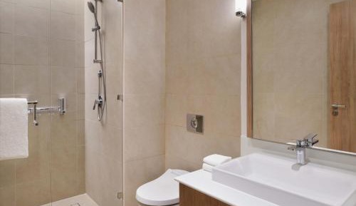 Two Bedroom Apartment, 1 King 2 Twin, Partial Sea View, Beach Access