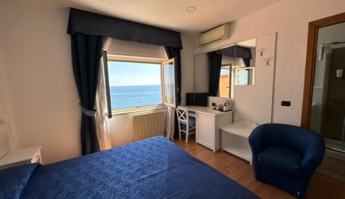 Double or Twin Room with Sea View
