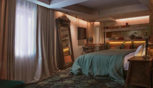 King Room with Roll-In Shower - Disability Access