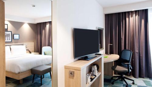 Connecting Queen Family Room