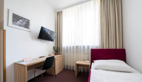 Single Room with Shared Bathroom