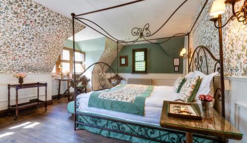 Luxury Suite with Canal View