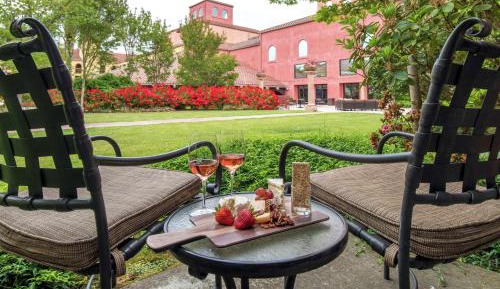 1 KING BED WITH LANAI