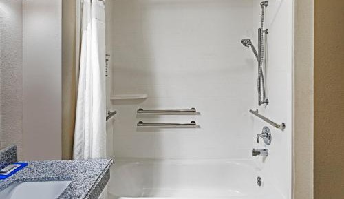 Queen Room with Two Queen Beds - Hearing Accessible