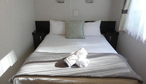 Deluxe Riverview Cabin 5 Berth