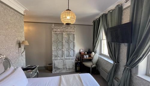 Superior King Room with Bath Ensuite 