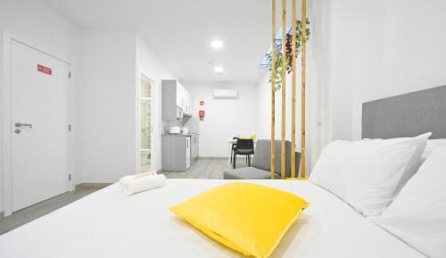 Studio without Balcony with Superior Window - Yellow