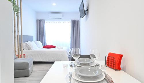 Studio with Balcony - Red