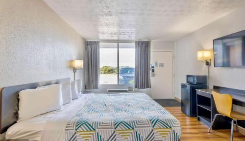 Deluxe King Room - Non-Smoking