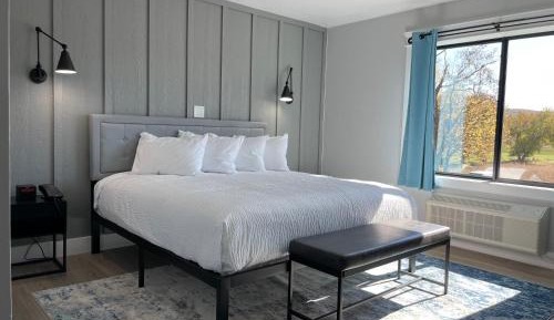 Deluxe Queen Room