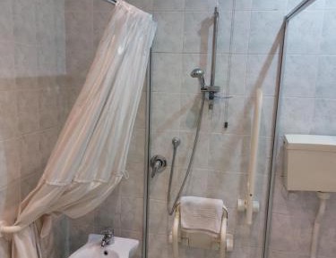 King Room with Roll-In Shower - Disability Access