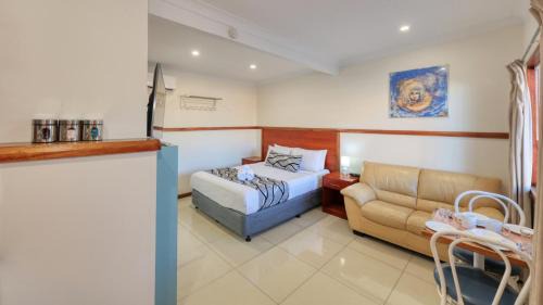 Deluxe Queen Room with Kitchenette