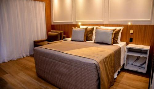 Queen Suite with Spa Bath