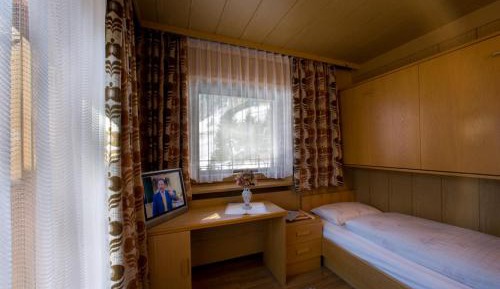 Basic Triple Room with Shared Bathroom