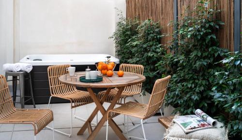 Deluxe Apartment with Patio and Private Jacuzzi