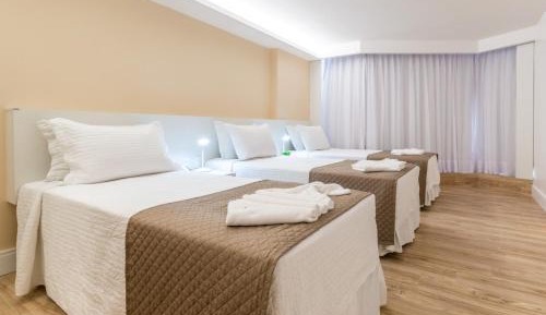 Premium Triple Room with 3 single beds 