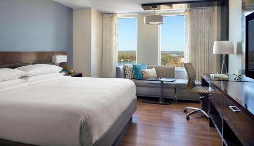 Standard King Room with Adapted Tub - Mobility Accessible/Main Tower