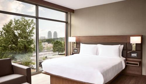 Corner King Guest Room 